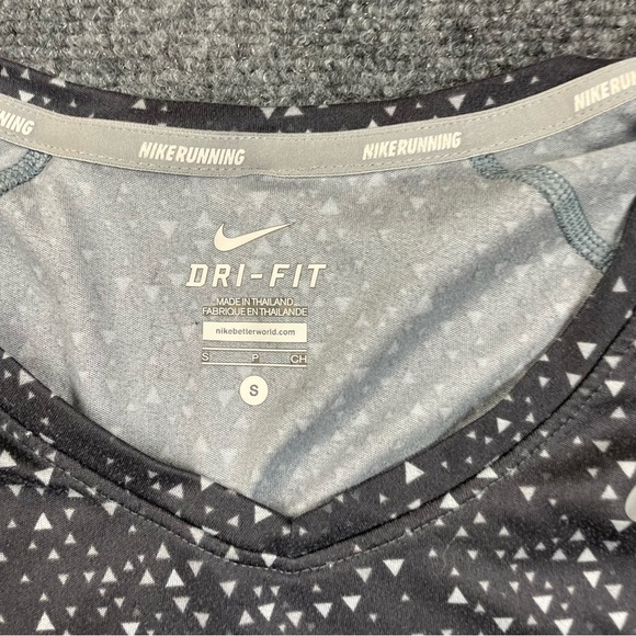 NIKE Women’s Dri-Fit Running V-Neck Athletic T-Shirt black/white pattern Small - Picture 4 of 8